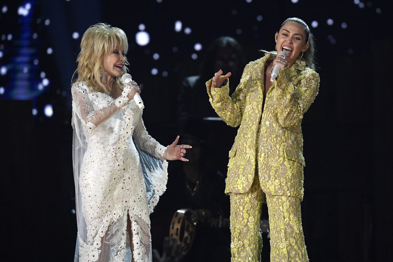 LOS ANGELES, CALIFORNIA - FEBRUARY 10: Dolly Parton (L) and Miley Cyrus perform onstage during the 61st Annual GRAMMY Awards at Staples Center on February 10, 2019 in Los Angeles, California. (Photo by Kevork Djansezian/Getty Images)